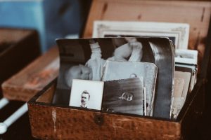 oude foto's in een doos