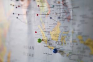 kaart van Indonesië met spelden 